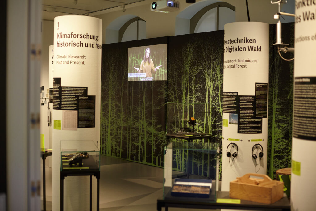 Einblicke in den Freiraum im Forum WIssen und die Sonderausstellung 'Digitaler Wald'