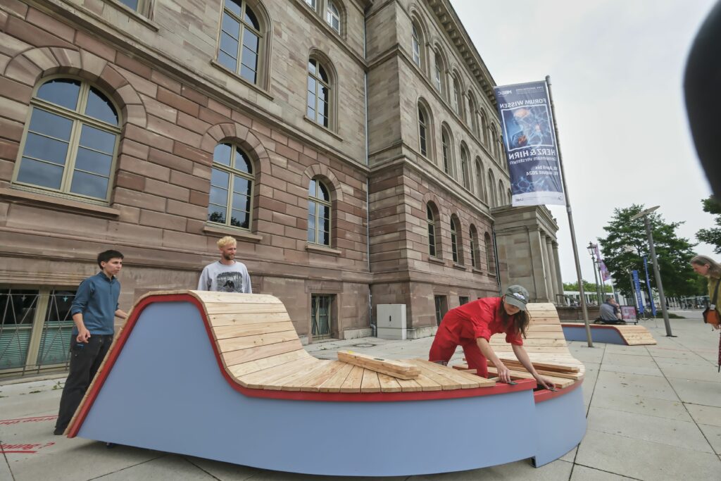 Jona Wentzler und sein Team beim Bau der Forum Wissen Außenrauminstallation